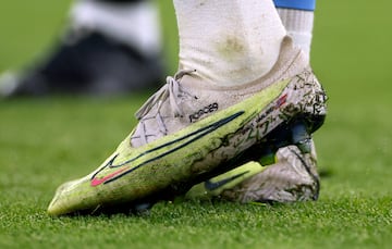 Detalle de las botas de fútbol del jugador del City, Erling Haaland,  que se ha ido de las semifinales sin marcar ningún gol al Real Madrid, su equipo tampoco lo necesitó. 