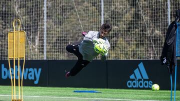 Iv&aacute;n Villar detiene un bal&oacute;n durante un entrenamiento del Celta en su ciudad deportiva.