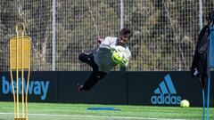 Iv&aacute;n Villar detiene un bal&oacute;n durante un entrenamiento del Celta en su ciudad deportiva.