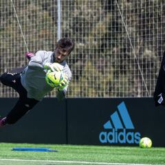 Iván Villar zanja el debate sobre la portería