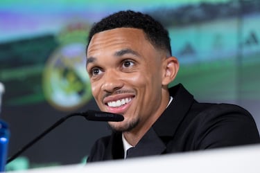 Alexander-Arnold durante la rueda de prensa de presentación. 