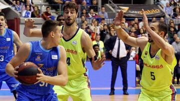GRAF5446. BURGOS, 06/01/2019.- El alero esloveno del San Pablo Burgos, Vlatko Cancar (i) ante el escolta del Barça Lassa, Pau Ribas (d) y al pívot croata Ante Tomic (2d), durante el partido de baloncesto de la Liga Endesa perteneciente a la decimoquinta jornada que disputan hoy en el Coliseo de Burgos. EFE/ Santi Otero