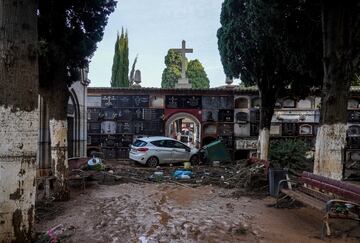 Efectos de la DANA en el cementerio de Sedaví.