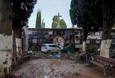 Efectos de la DANA en el cementerio de Sedaví.