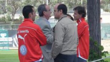 <b>EN PATERNA. </b>El Tenerife se ejercitó ayer en la Ciudad Deportiva del Valencia. Allí, Oltra saludó a Fernando Gómez.