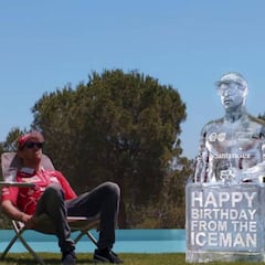 El 'frío y narcicista' regalo de cumpleaños de Kimi a Vettel