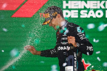 Después de esperar muchos años en la zona inferior, Russell tuvo su día correcto en Interlagos. Ya había ganado la carrera de sprint, pero se sacrificó el domingo: Russell guió desde el principio hasta el final y presionó detrás de Hamilton. O 