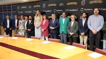 El Comité de Elección de la cuarta promoción del Hall of Fame lo han formado, de izquierda a derecha, Óscar Graefenhain (director general de la FEB), José Asensio (clubes femeninos), Raquel González Santos (redactora de AS), Luis Manuel de Sancha (árbitros), José María Arrabal (secretario general para el Deporte de la Junta de Andalucía), Lucila Pascua (jugadoras), Elisa Aguilar (presidenta de la FEB), José Manuel Rodríguez Uribes (presidente del Consejo Superior de Deportes), Vicente Jiménez (director de AS), Joan Maria Gavaldà (entrenadores), Pepe Pozas (representante de la ACB), Alfonso Reyes (jugadores) y Juan Jiménez (redactor jefe de AS).