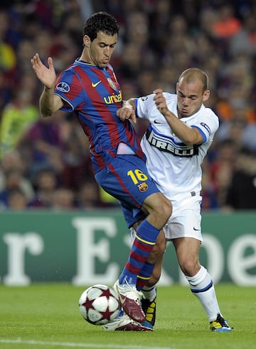 Sneijder y Busquets pugnan por un balón en la vuelta de las semifinales de Champions de 2010.