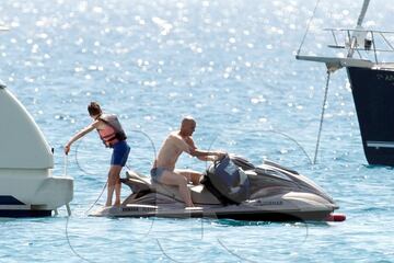 Zidane: Real Madrid coach and his family enjoy the sun in Ibiza