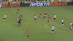 Así es Vidal: va a disputar la pelota contra 3 jugadores rivales y ocurre esto