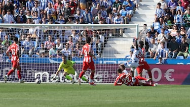 
El futbolista del Leganés fue decisivo. Salió del banquillo para conseguir el gol decisivo ante el Sporting. Su remate fue milimétrico para dar la victoria a los de Butarque.
