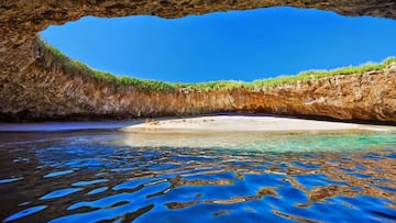 También conocida como Playa Escondida, es una caverna de arena aislada en una de las islas que conforman el Parque Nacional de las Islas Marietas.