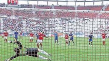 <b>SUMA Y SIGUE. </b>El Murcia de Alcaraz se dio otro festín a cuenta de un Xerez que empezó bien y que termino de pena. NC hizo la ola.