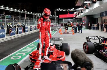 Charles Leclerc celebra su pole position en Las Vegas.