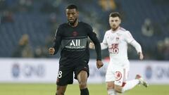 Wijnaldum durante un partido con el PSG.