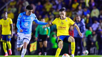 MEX2091. CIUDAD DE MÉXICO (MÉXICO), 10/05/2025.- Alvaro Fidalgo (d) del América disputa un balón con Pedro Pedraza (i) de Pachuca este sábado, durante el partido de vuelta por los cuartos de final del torneo Clausura 2025 de la Liga MX, en el estadio Ciudad de los Deportes en Ciudad de México (México). EFE/ Sáshenka Gutiérrez