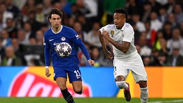 Real Madrid's Brazilian defender Eder Militao (R) vies with Chelsea's Portuguese forward Joao Felix during the UEFA Champions League quarter final first leg football match between Real Madrid CF and Chelsea FC at the Santiago Bernabeu stadium in Madrid on April 12, 2023. (Photo by OSCAR DEL POZO / AFP)