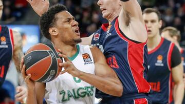 Axel Toupane, escolta franc&eacute;s del Zalgiris, choca contra Matt Janning durante el partido que enfrent&oacute; al Baskonia y al Zalgiris. 