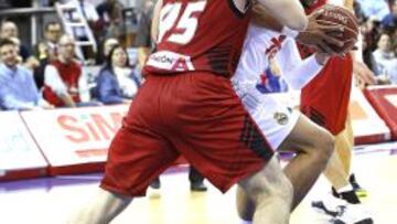 Halil Kanacevic intenta impedir el avance de Gustavo Ayón.