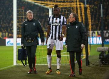 Pogba se retiró lesionado.