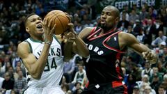 Giannis Antetokounmpo penetra hacia el aro ante Serge Ibaka.