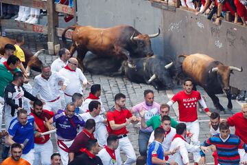 Imágenes del quinto encierro de los Sanfermines 2022 con la ganadería de Cebada Gago. La carrera ha sido complicada y ha dejado varios heridos y caídas.