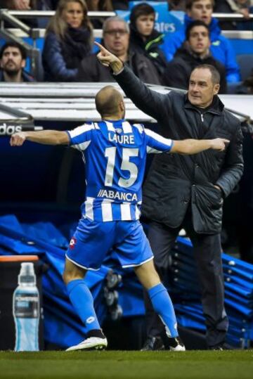 El entrenador del Deportivo Víctor Fernández da instrucciones a sus jugadores ante el defensa del equipo, Laureano Sanabria, durante el partido de la vigésimo tercera jornada de Liga de Primera División.