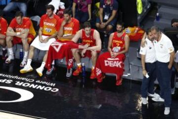 Banquillo de la selección española de baloncesto junto a su entrenador, Juan Antonio Orenga.