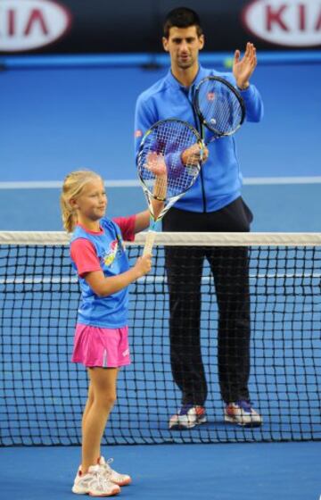 Novak Djokovic, como embajador de ANZ, disputó un 'partido' con la ganadora del concurso ANZ Hot Shots, Anna Obispo, en Melbourne.