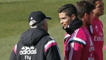 Cristiano y Ancelotti. El portugu&eacute;s muestra su apoyo al t&eacute;cnico.
 