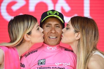 El líder de la general, el corredor colombiano Nairo Quintana del equipo Movistar, es besado por dos azafatas en el podio con la "maglia" rosa tras la decimonovena etapa de 191 kilómetros, entre San Candido y Piancavallo del Giro de Italia