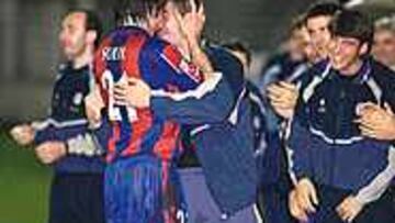 EUFORIA. Sukia, que anotó dos goles, celebra la victoria con el banquillo.