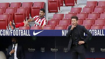 Simeone, en primer plano, con Luis Su&aacute;rez detr&aacute;s.