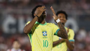 Los jugadores de Brasil se lamentan de la derrota ante Paraguay.