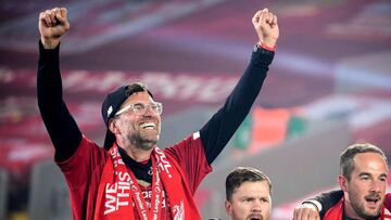 Liverpool (United Kingdom), 22/07/2020.- Liverpool's head coach Juergen Klopp celebrates the Premier League 2020 title following the English Premier League soccer match between Liverpool FC and Chelsea FC in Liverpool, Britain, 22 July 2020. (Reino U