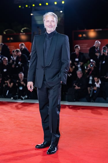 Mads Mikkelsen en la alfombra roja de "Den Sidste Viking" (El último vikingo) durante el 82.º Festival Internacional de Cine de Venecia.



