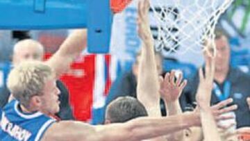 <b>SIN SALIDA. </b>El croata Prkacin, rodeado de jugadores rusos.