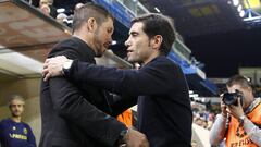Simeone y Marcelino se saludan antes del Villareal-Atl&eacute;tico de abril de 2015, &uacute;ltima victoria del Cholo sobre el entrenador asturiano, ahora en el Valencia.