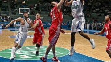 <b>DECIDIÓ LA CLASE. </b>Louis Bullock deja la bandeja con la que el Real Madrid sentenció el partido a falta de tres segundos para el final.