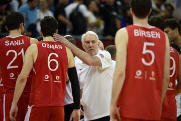 Gregg Popovich, entrenador de Estados Unidos consolando a Cedi Osman. 