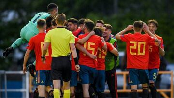 Los jugadores espa&ntilde;oles celebran su clasificaci&oacute;n para los cuartos de final de la Eurocopa.