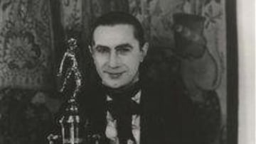 Bela Lugosi posa con el trofeo, que patrocinaba, para elegir el mejor club de California en los años treinta del siglo pasado.