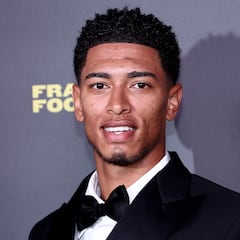 El extravagante look de Bellingham en la alfombra roja del Balón de Oro: “Un caballero inglés”