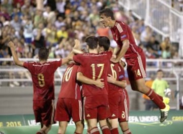 Los jugadores de España celebran uno de los goles durante la final del Europeo sub-19 que las selecciones de España y Rusia disputan hoy en el estadio municipal de Katerini, Grecia.
