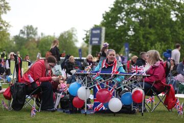 Ciudadanos británicos se reúnen en Hyde Park para ver la coronación de Carlos III a través de pantallas.