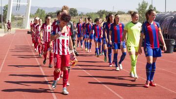 Salida al campo del Atl&eacute;tico y Barcelona Femenino en la edici&oacute;n de la Copa de la Reina de 2017 que ganaron las cul&eacute;s por 4-1.