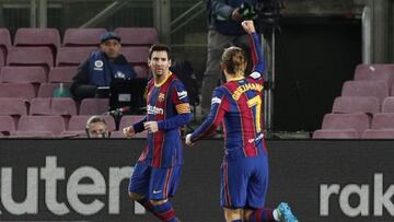 Soccer Football - La Liga Santander - FC Barcelona v Levante - Camp Nou, Barcelona, Spain - December 13, 2020 FC Barcelona&#039;s Lionel Messi celebrates scoring their first goal with Antoine Griezmann REUTERS/Albert Gea