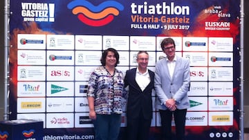 La Diputada Foral de Cultura, Euskera y Deportes, Igone Martínez de Luna, el Director de Deportes del Gobierno Vasco, Jon Redondo, El alcalde de Vitoria Gorka Urtaran posan durante la presentación del Triatlón Internacional de Vitoria.