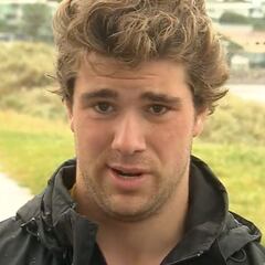 Un tiburón hace volar a un surf ski en plena competición